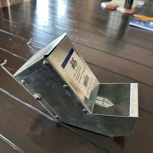 Small animal hanging feeder